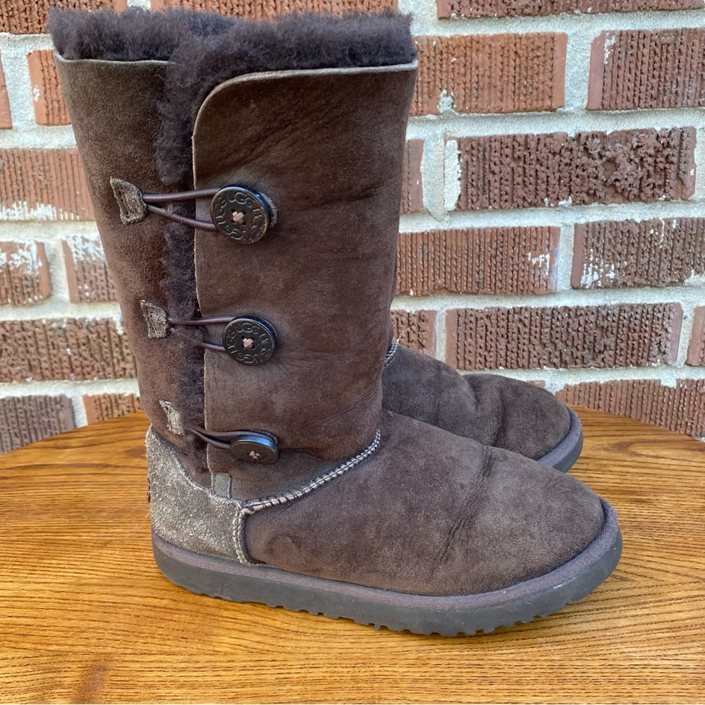 UGG Boots Bailey Button Triplet Shearling Grey Suede Sheepskin Fur Sz 4